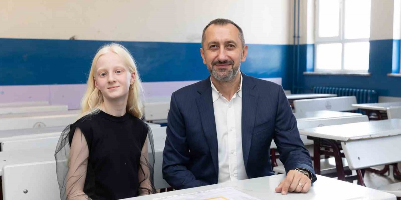 Türk Telekom’un az gören çocuklara destek olan uygulaması TahtApp’i kullanan Zenan Alsaç karnesini aldı