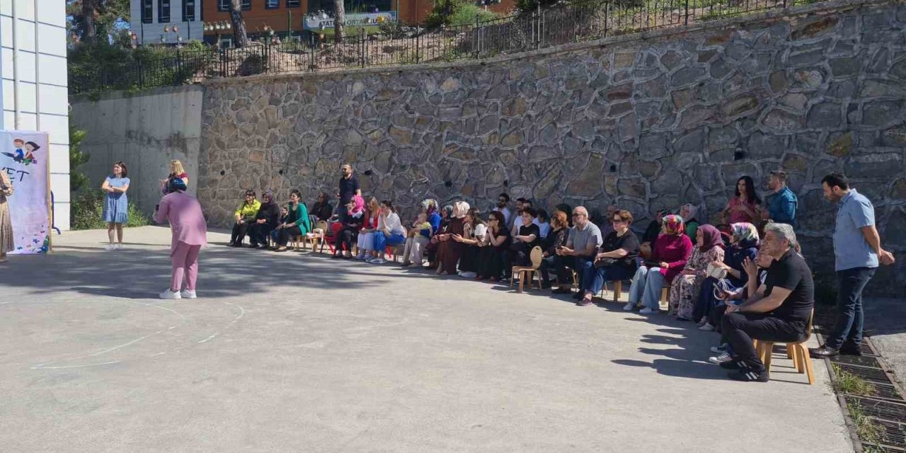 Anaokulu Öğrencileri ilk karnelerini aldı