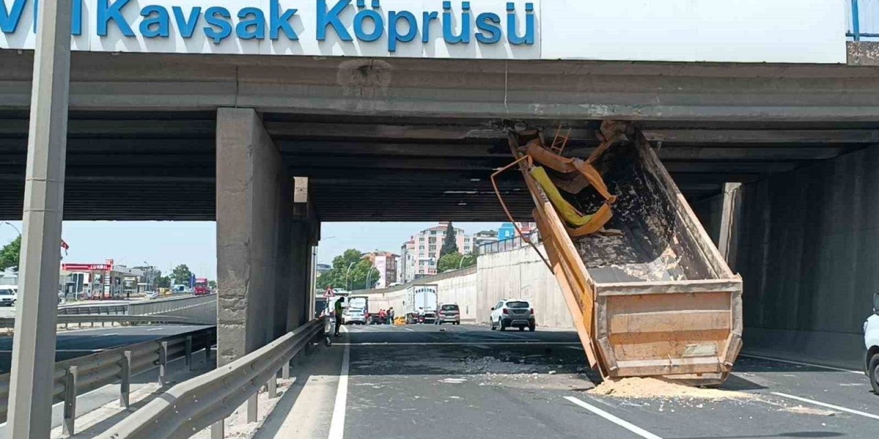 Kasası açılan tır köprüye sıkıştı: Sürücü yaralandı