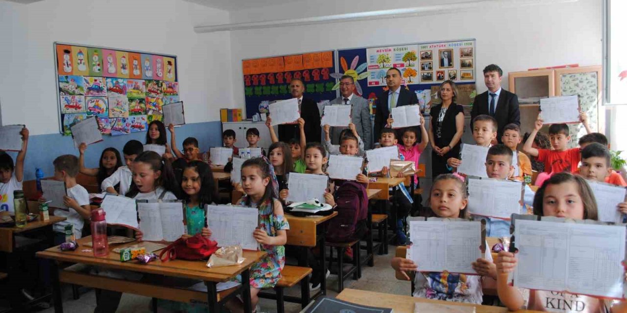 Eğirdir’de 4 bin 600 öğrenci karne sevinci yaşadı