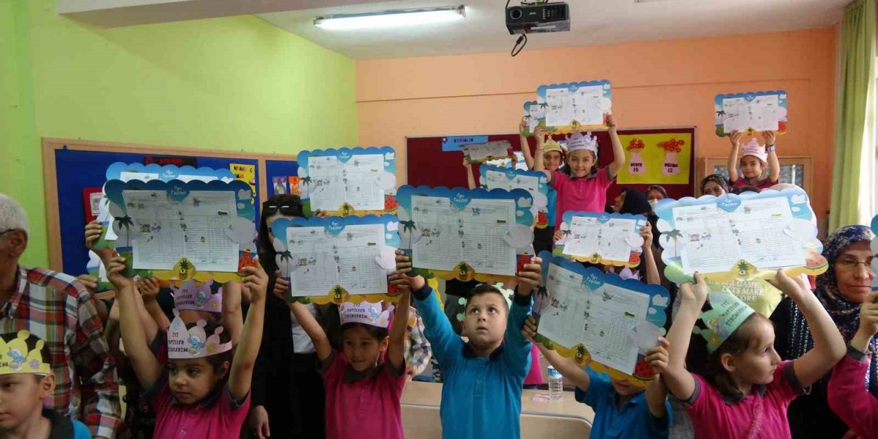 Burdur’da 43 bin 863 öğrenci karne heyecanı yaşadı