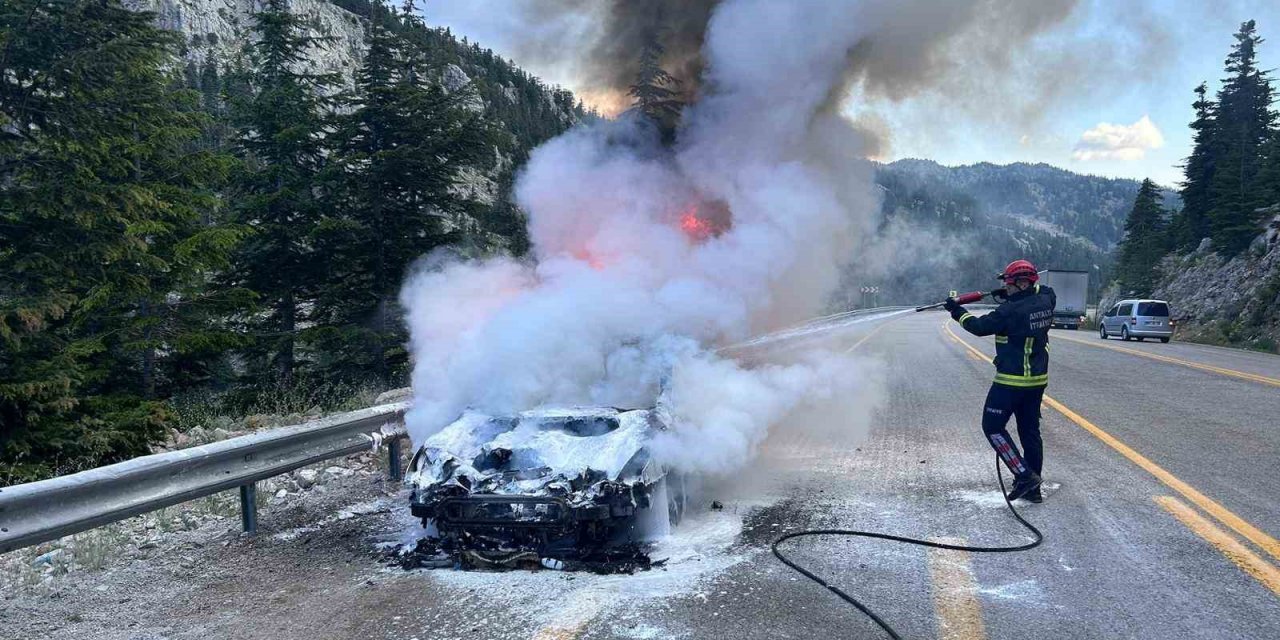Antalya’da hareket halindeki otomobil alev alev yandı