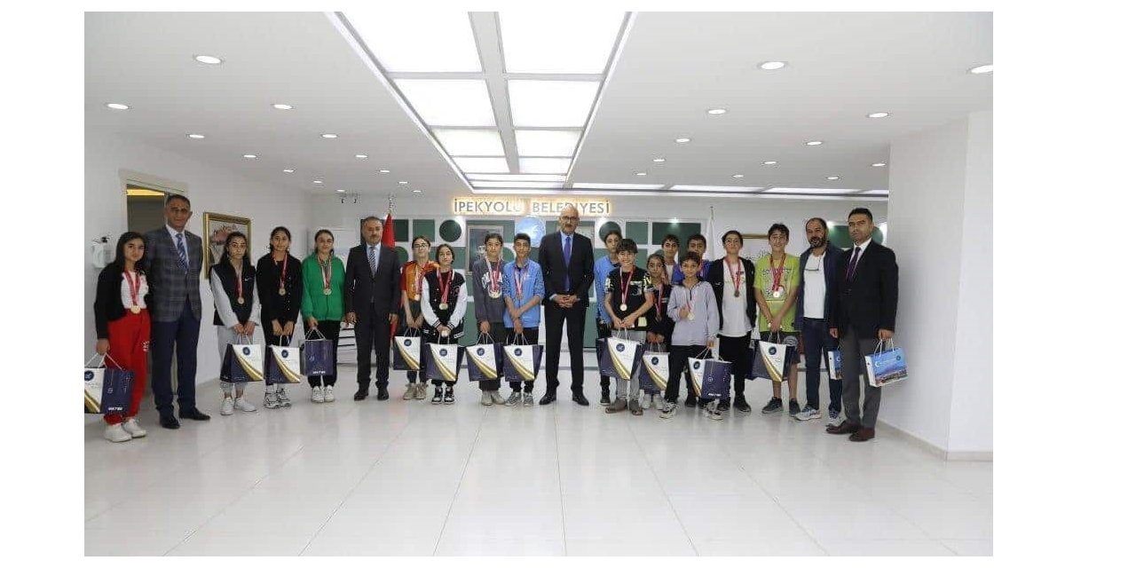 İpekyolu’nun başarılı öğrencileri ödüllendirildi