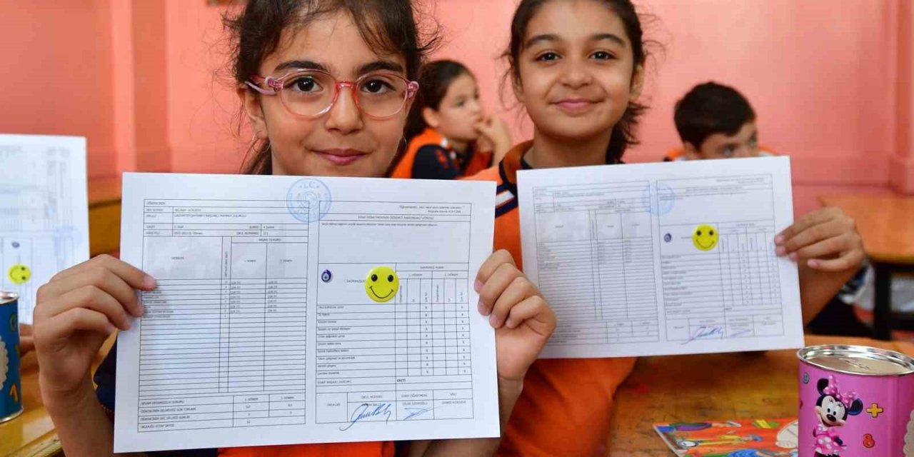 Depremzede öğrenciler karnelerini alırken öğretmenlerinin elini öptü