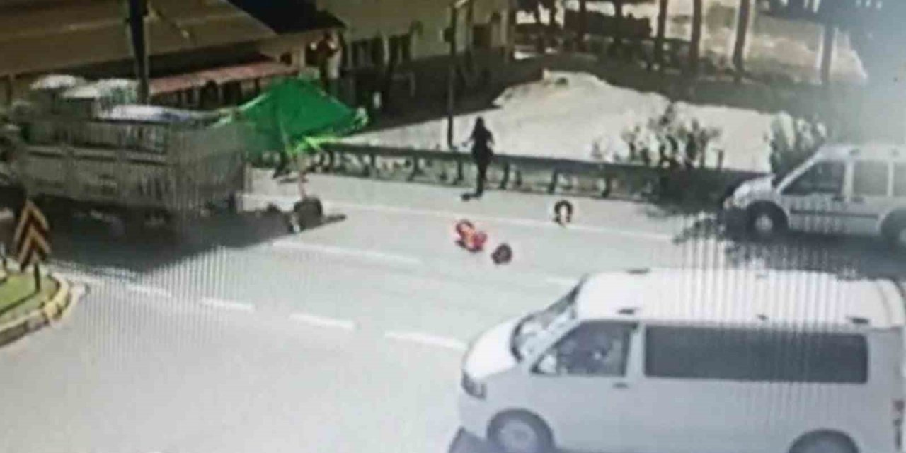 Freni boşalan kamyon kontrol noktasına daldı