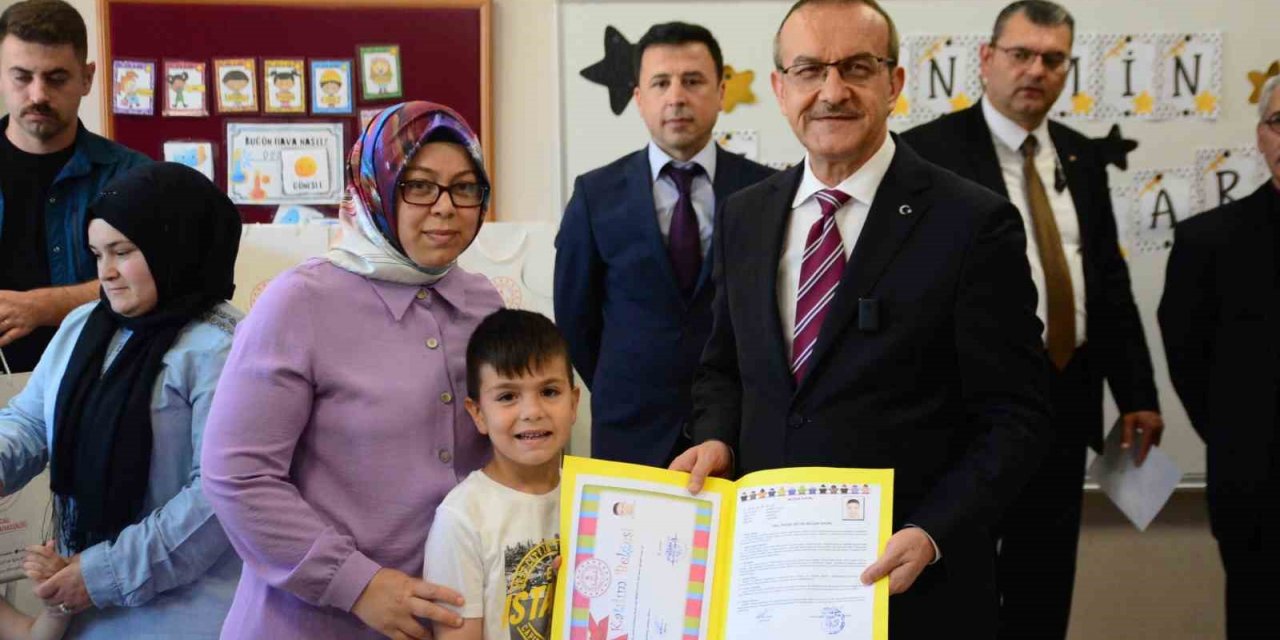 Minikler karnelerini valinin elinden aldı