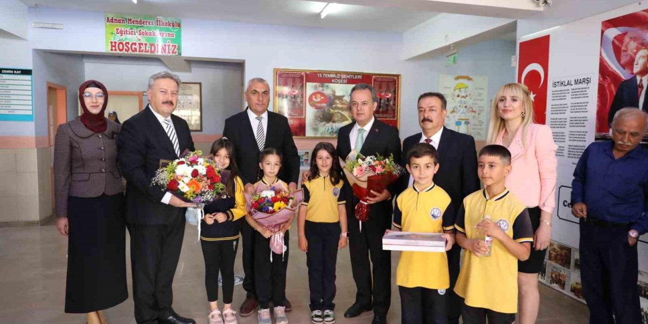 Başkan Palancıoğlu, minik öğrencilerin karnelerini verdi