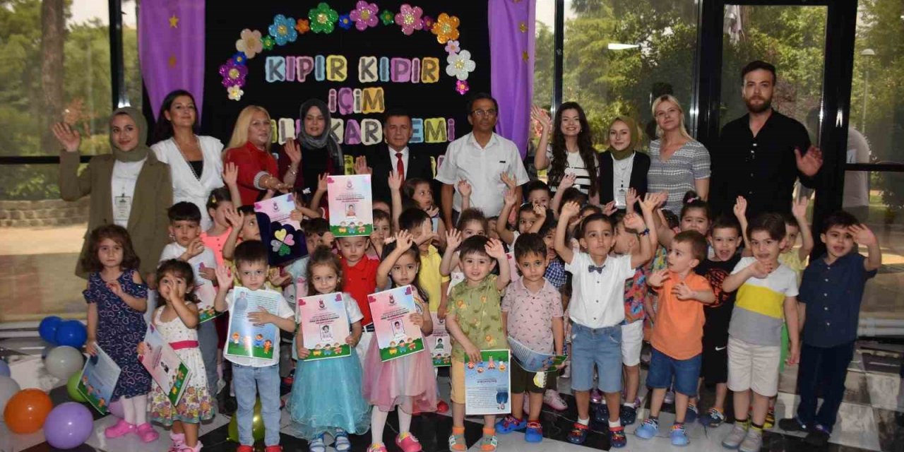 Şehzadeler’in minikleri karnelerini aldı