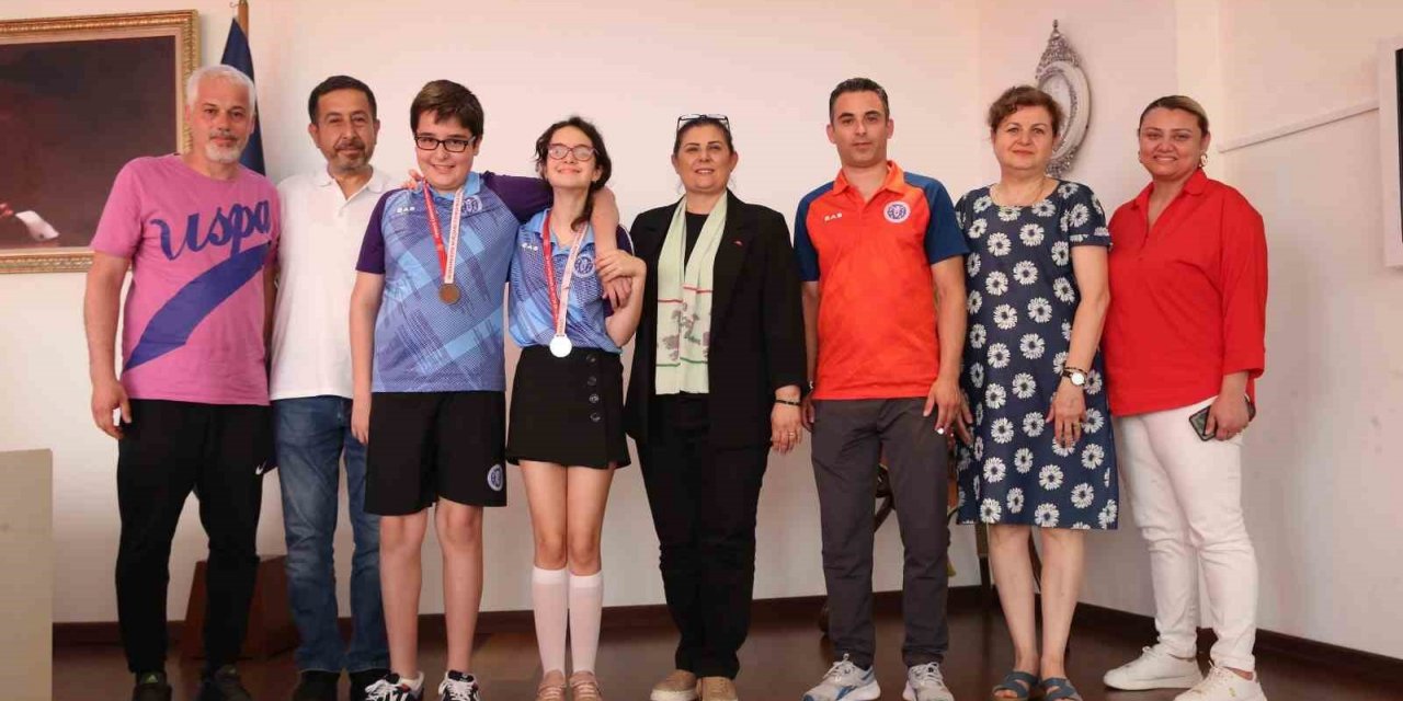 Otizmli gençler madalya sevinçlerini Başkan Çerçioğlu ile paylaştılar