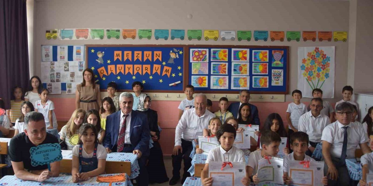 Aksu’da 15 bin 730 öğrenci karne sevinci yaşadı