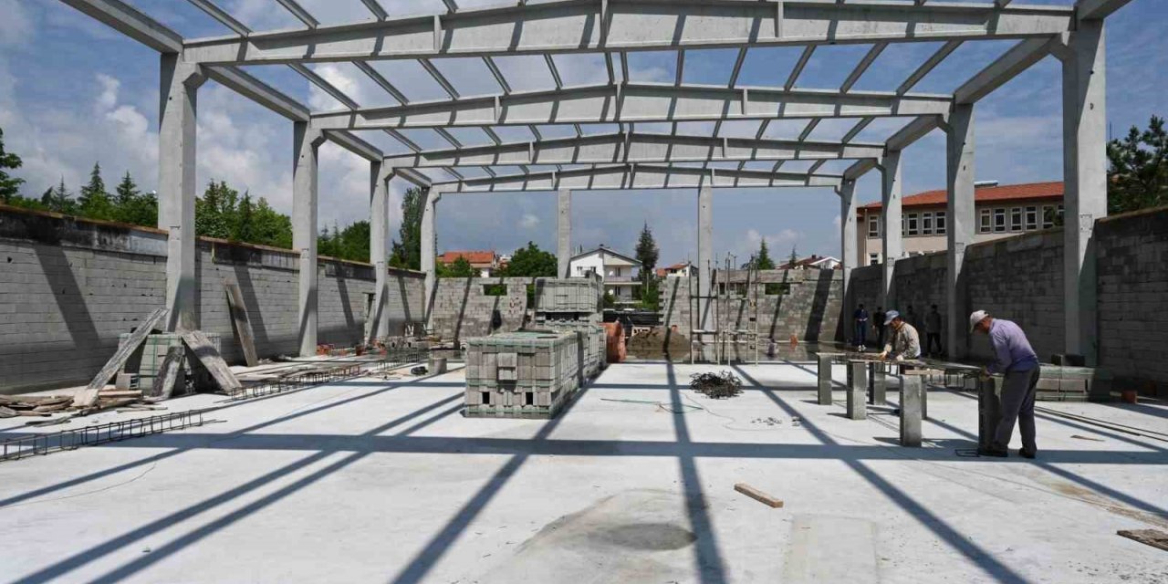 Şehit Burhan Açıkkol Ortaokulu Kapalı Spor Salonunun duvar örme çalışmaları devam ediyor