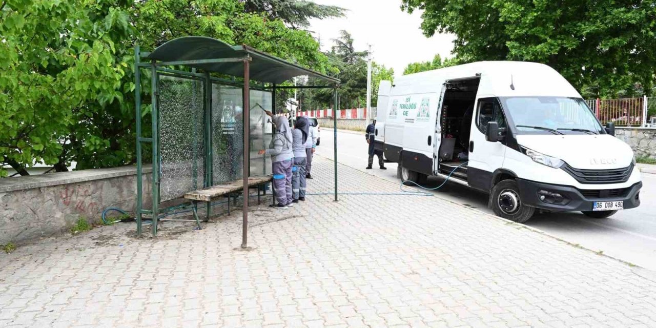 Otobüs durakları yıkanıyor