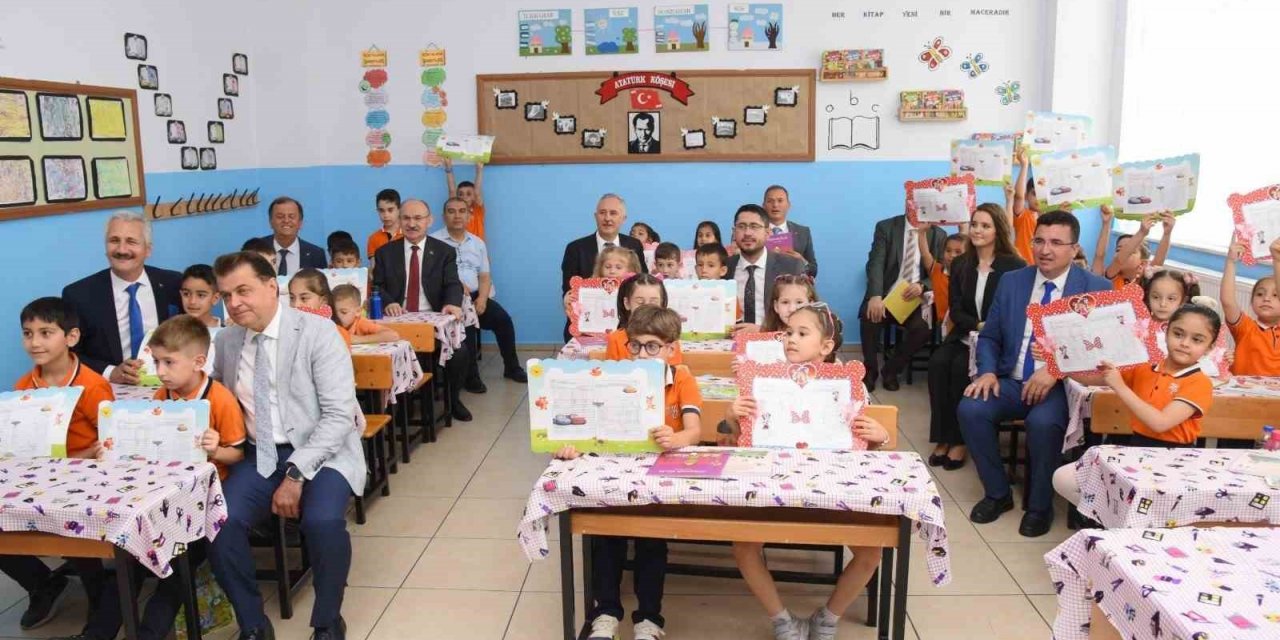 Öğrencilerin karnesi Vali Karadeniz’den