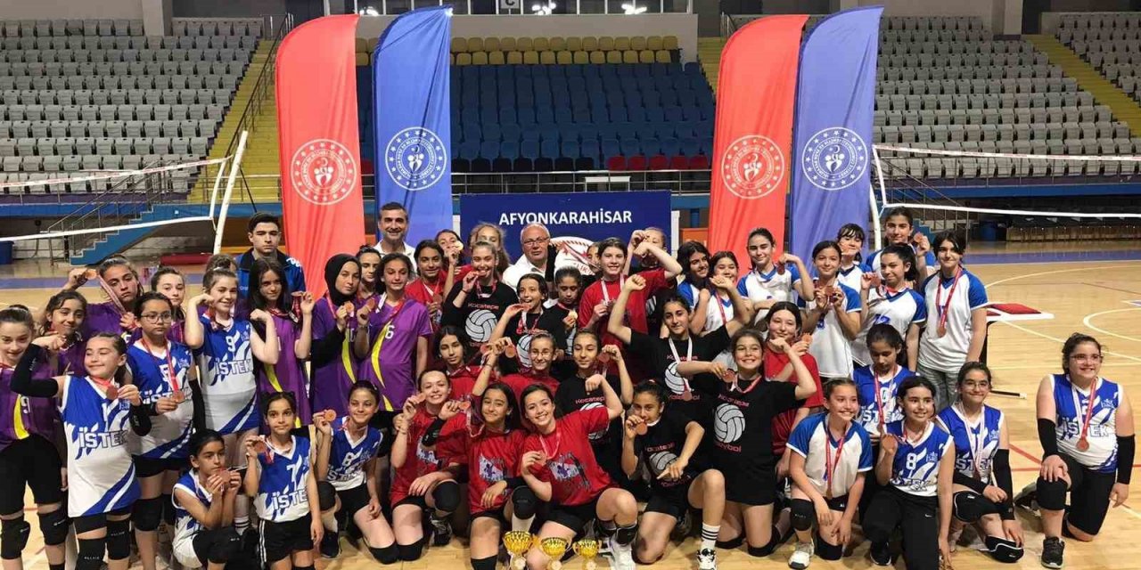 Afyonkarahisar’da voleybol müsabakalarında Akal (B) takımı birinci oldu