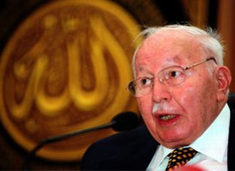 Erbakan Hoca SP'yi ahiretten yönetiyor