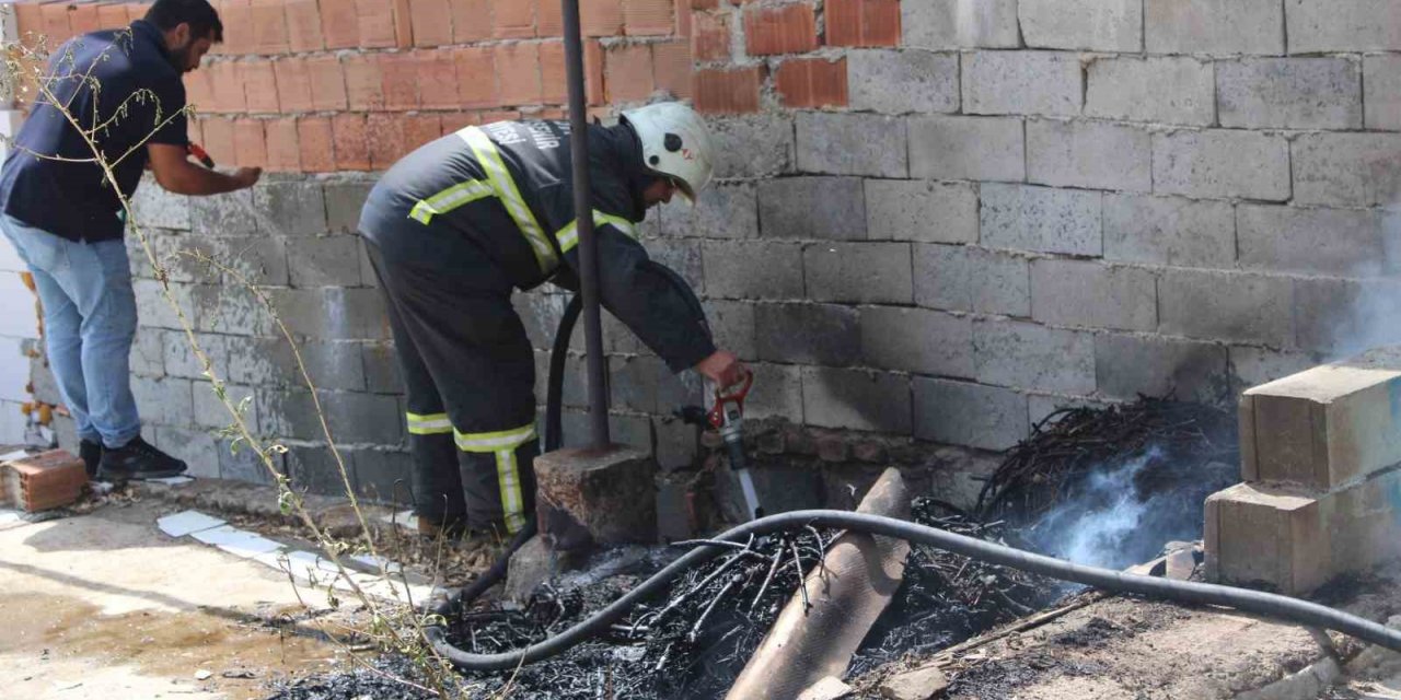 Mahalle sakinlerinin dikkati yangının büyümesinin önüne geçti