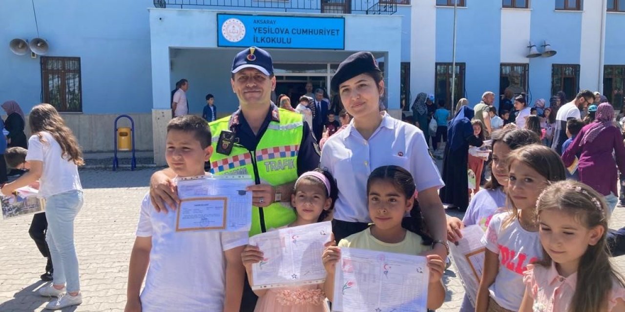 Jandarma öğrencilerin karne heyecanına ortak oldu