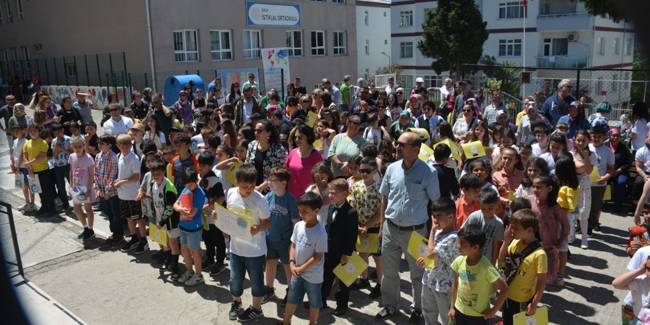 Sinop’ta öğrencilerin karne heyecanı