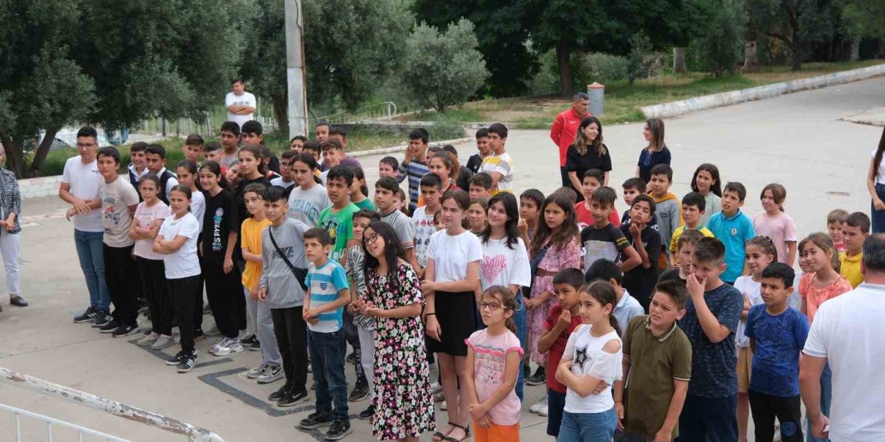 Başkan Çömden, öğrencilerin karne sevincini paylaştı