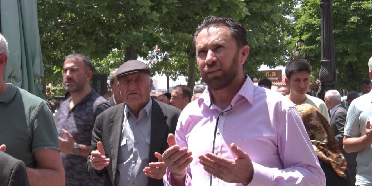 Yüzlerce veli YKS’ye girecek çocukları için Hacı Bayram Veli Türbesi’nde dua etti