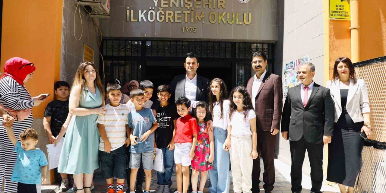 Yenişehir’de öğrencilerin karne sevinci