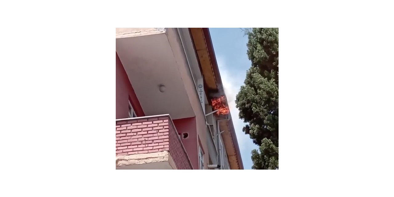 Kocaeli’nde 4 katlı binanın çatısında yangın çıktı