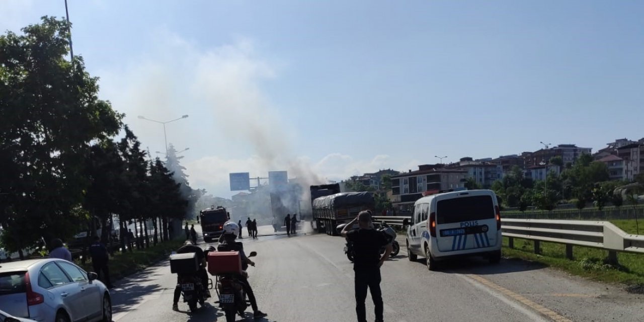Kömür yüklü tırın motor bölümü yandı, faciadan dönüldü