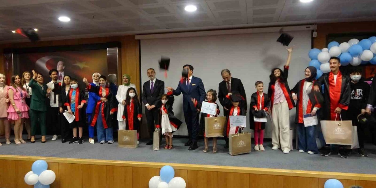 Pendik’te hastane sınıfı öğrencileri karne heyecanı yaşadı