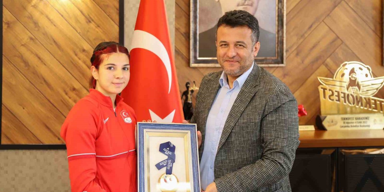 Milli sporcu Bayrak, Çarşamba’ya madalyayla döndü