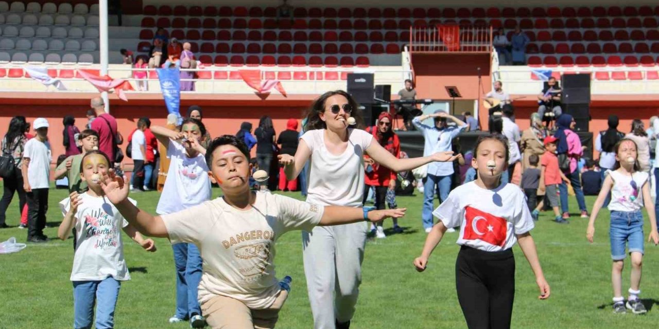 Gümüşhane’de karnesini alan çocuklar Yenişehir Stadyumunda doyasıya eğlendi