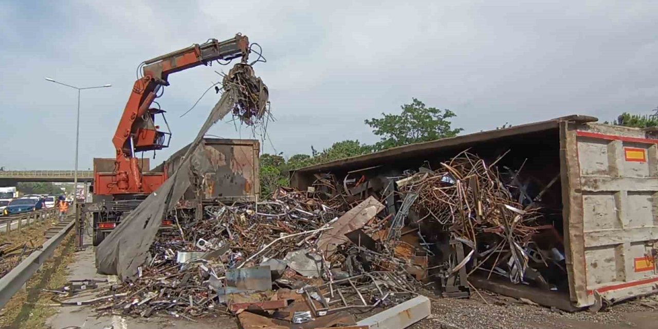 D100’de hurda yüklü tır devrildi: Yol 3 saat kapalı kaldı