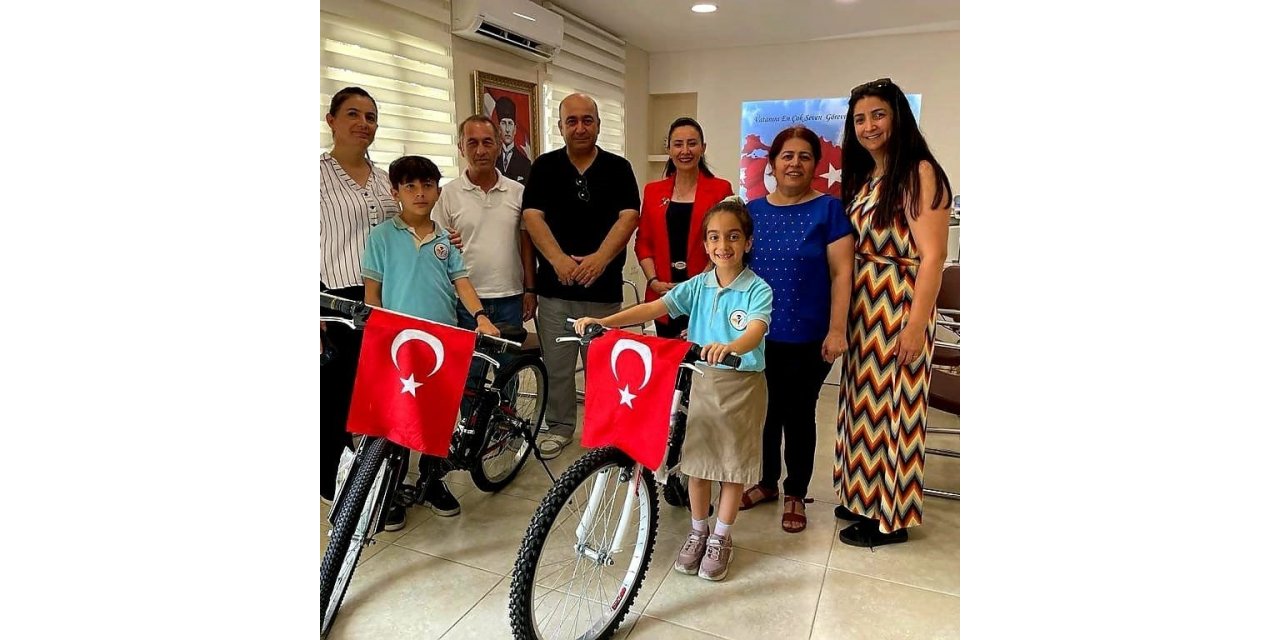 Depremzede öğrencilere anlamlı karne hediyesi