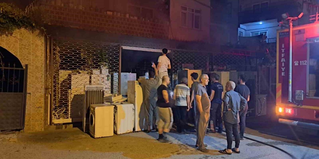 Beyaz eşya dükkanında çıkan yangın büyümeden söndürüldü