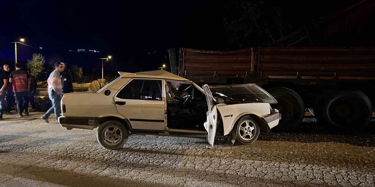 Otomobil, park halindeki kamyona ok gibi saplandı: 1 yaralı