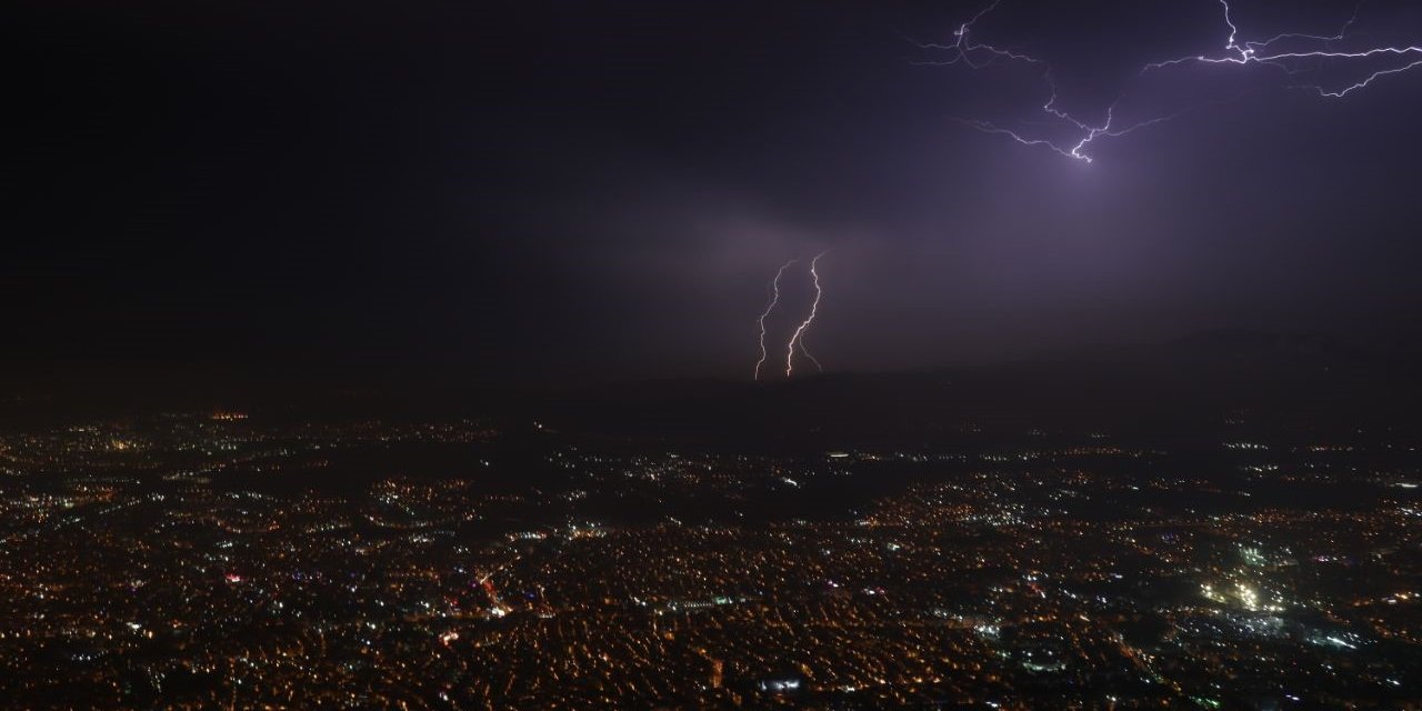 Bursa’da şimşekler görsel şölen oluşturdu