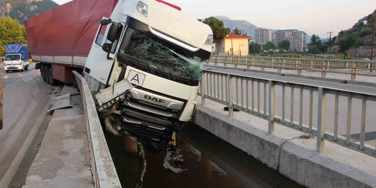Amasya’da tırı Yeşilırmak’a uçmaktan köprü korkulukları kurtardı