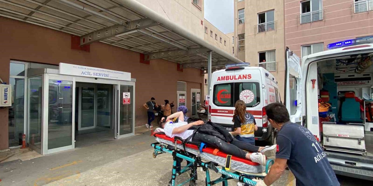 Geri manevra yapan otomobil öğrencilere çarptı: 2 yaralı