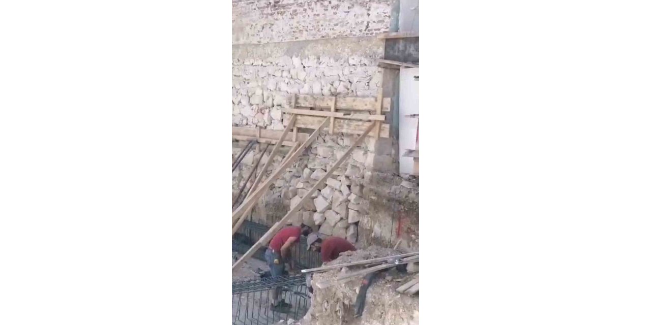 Yıkılan 3 katlı binayı tahtlarla tutmaya çalışmışlar