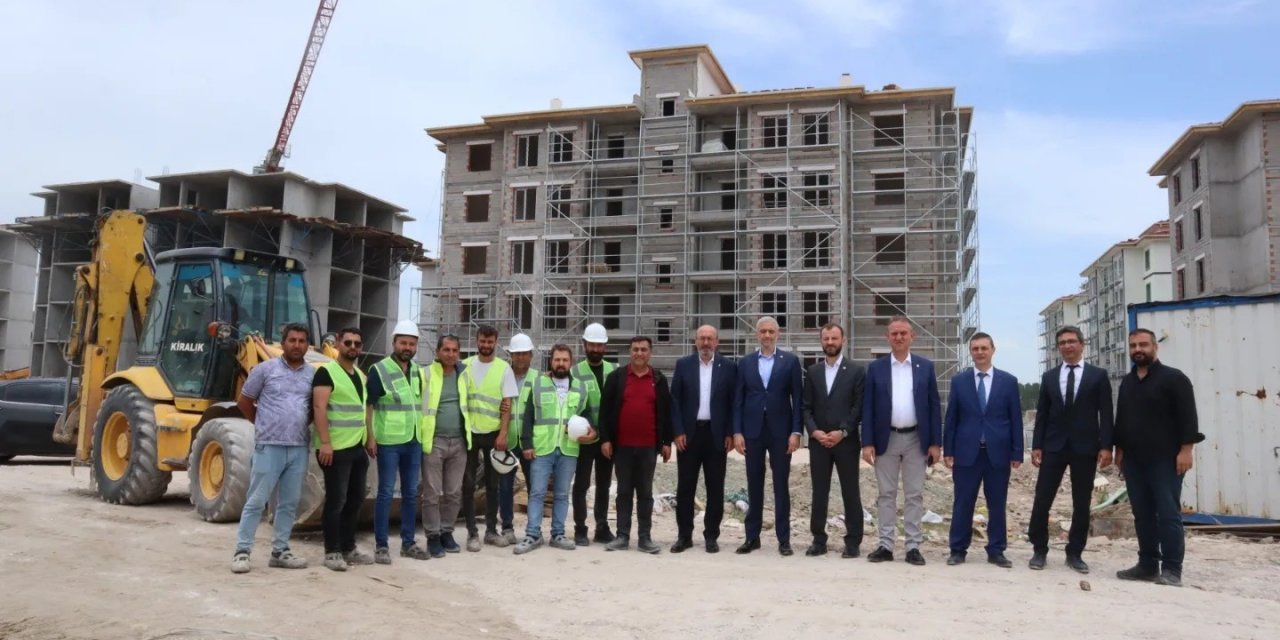 Başkan Önsay ve Kütahya milletvekilleri kentsel dönüşüm konutlarını inceledi