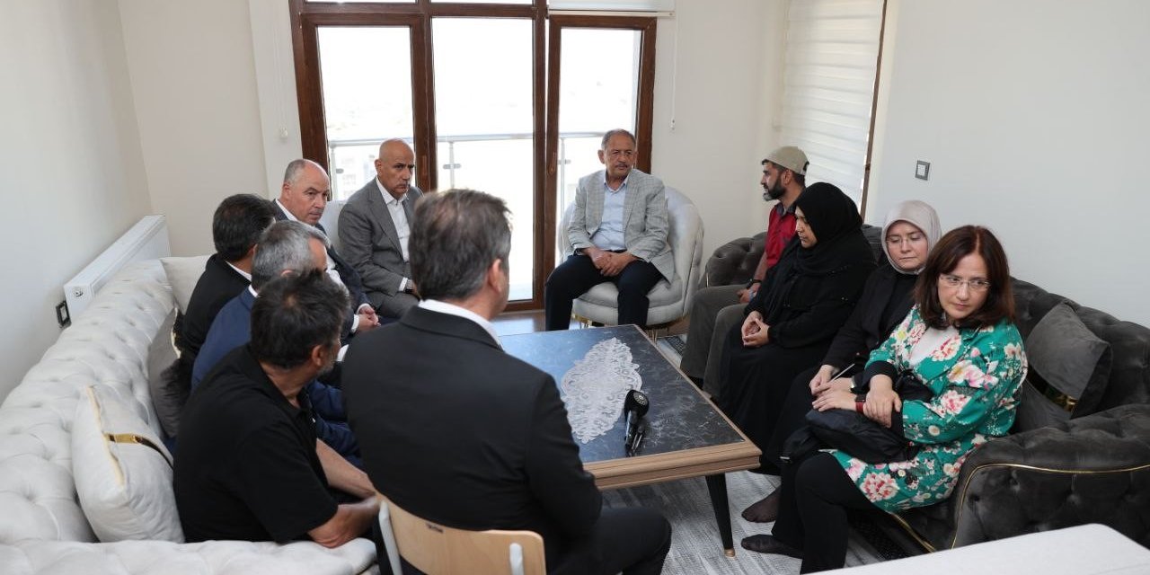 Bakan Özhaseki, Kahramanmaraş depreminde 3 çocuğunu kaybeden Demirel Ailesi’ni ziyaret etti