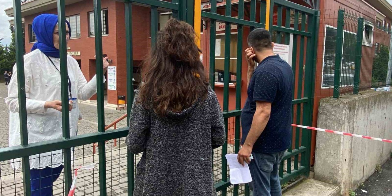 Okulun dışına çıktı, tekrar girmek isteyince 1 dakika geçtiği için sınava alınmadı