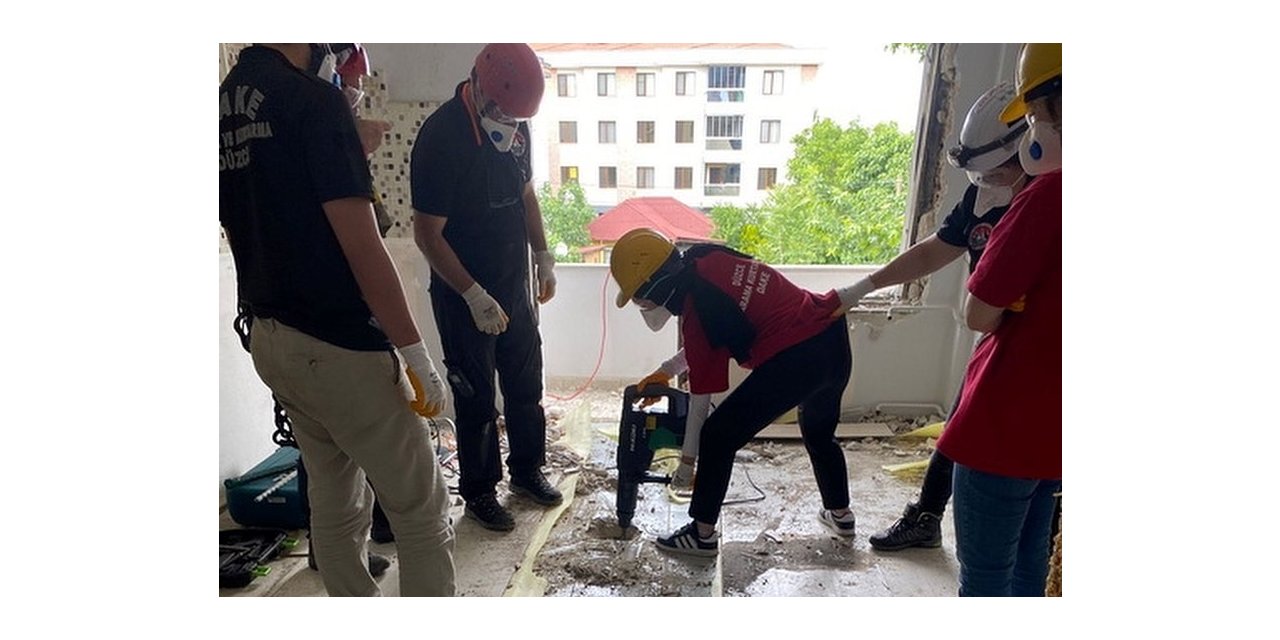 Ağır hasarlı binada kurtarma tatbikatı yaptılar