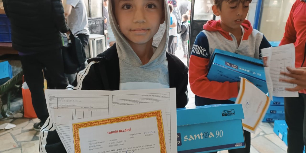 Takdir alan öğrencilere ayakkabı hediyesi
