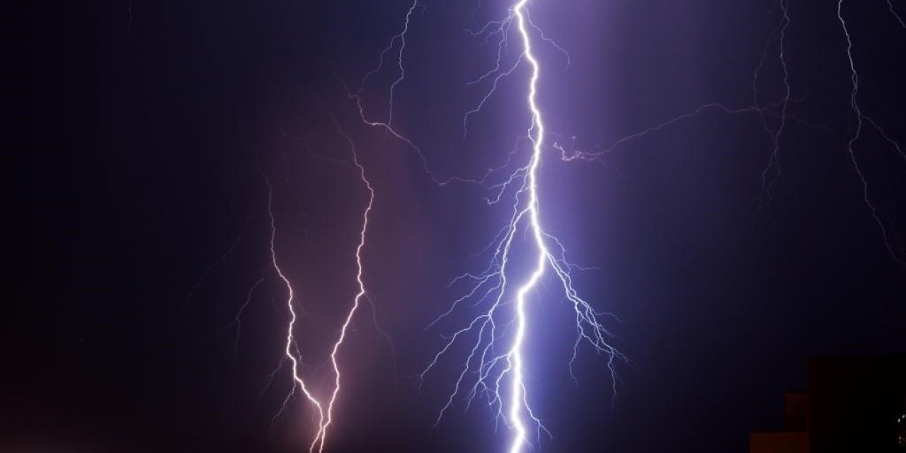 Şimşeğin su ile buluştuğu o an fotoğraflanıp ölümsüzleştirildi