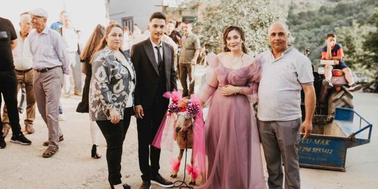 Aydın’da ‘Gelin adayına süslü koç gönderme’ geleneği devam ediyor