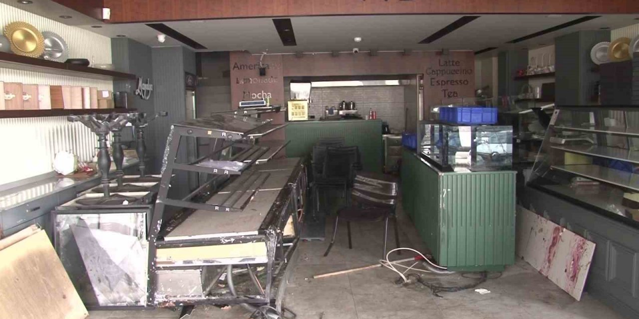 Çekmeköy’de kontrolden çıkan cipin pastaneye daldığı anlar kameraya yansıdı