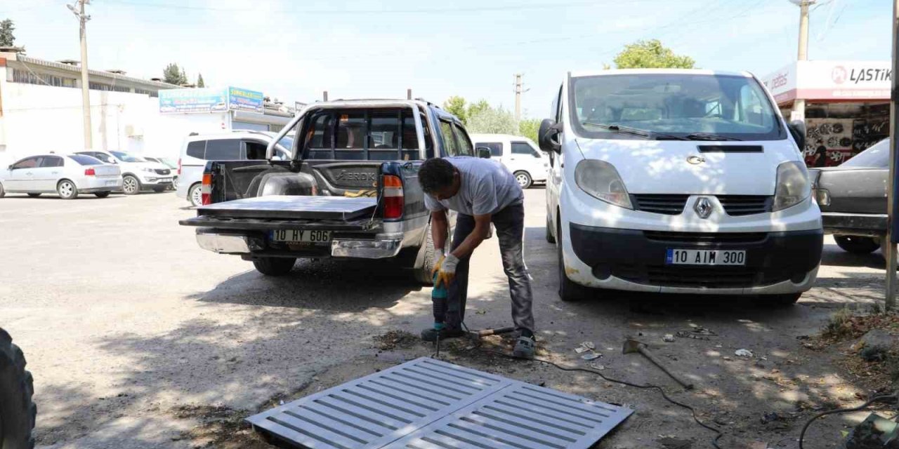 Burhaniye’de mazgal temizliği yapılıyor