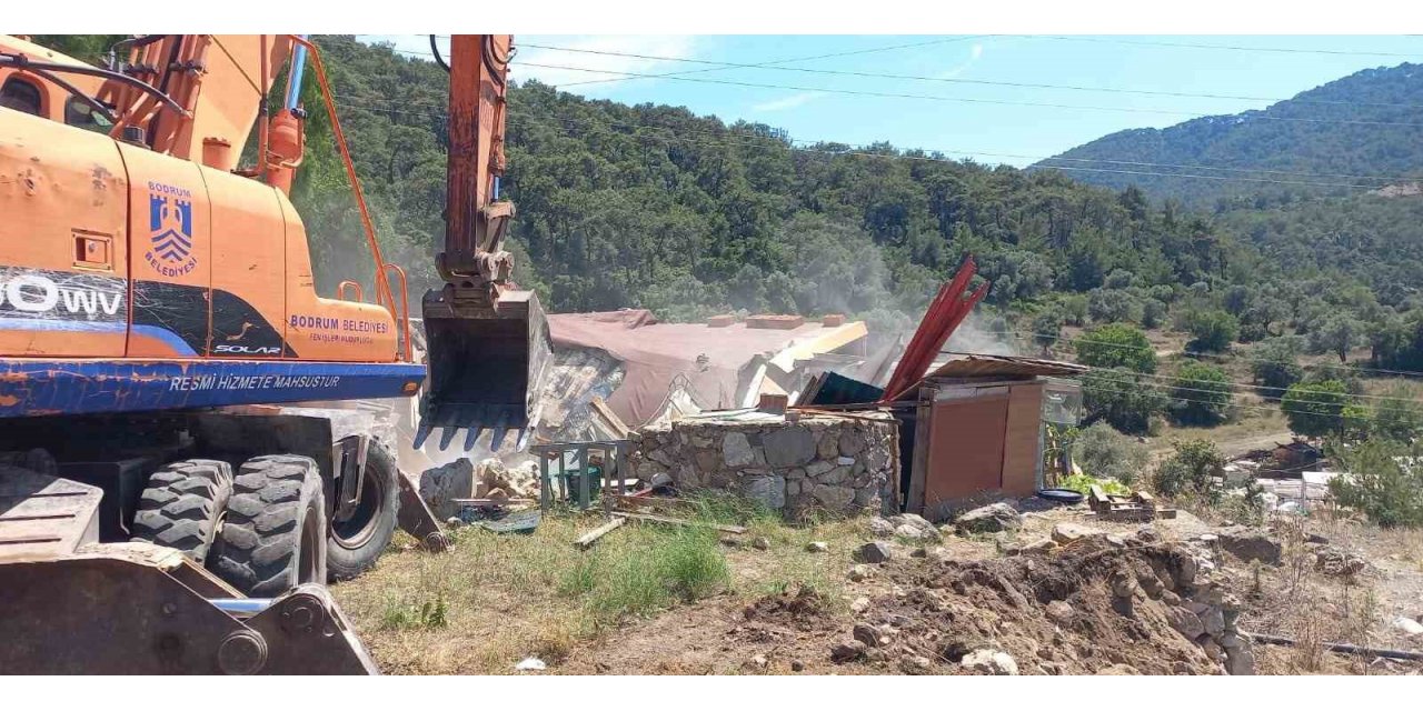 Meradaki kaçak bina ve eklentiler yıkıldı