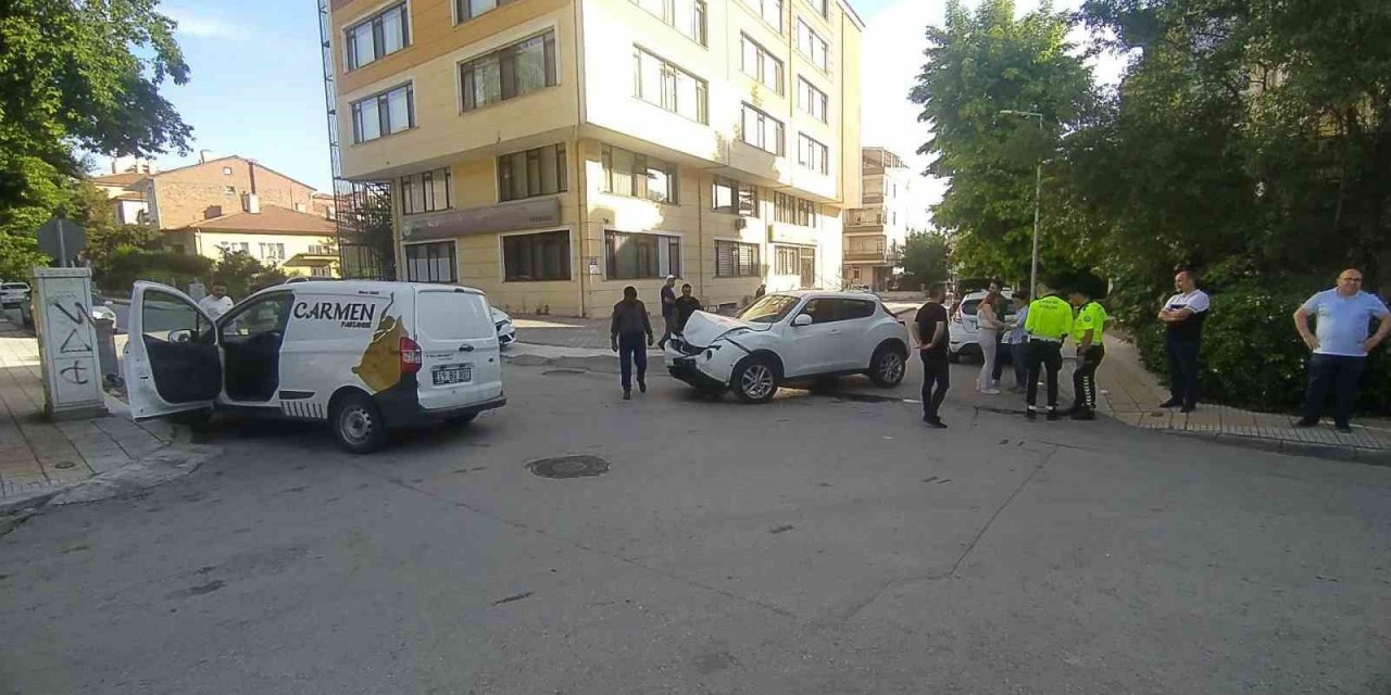 Cip ile hafif ticari araç çarpıştı: 1 yaralı