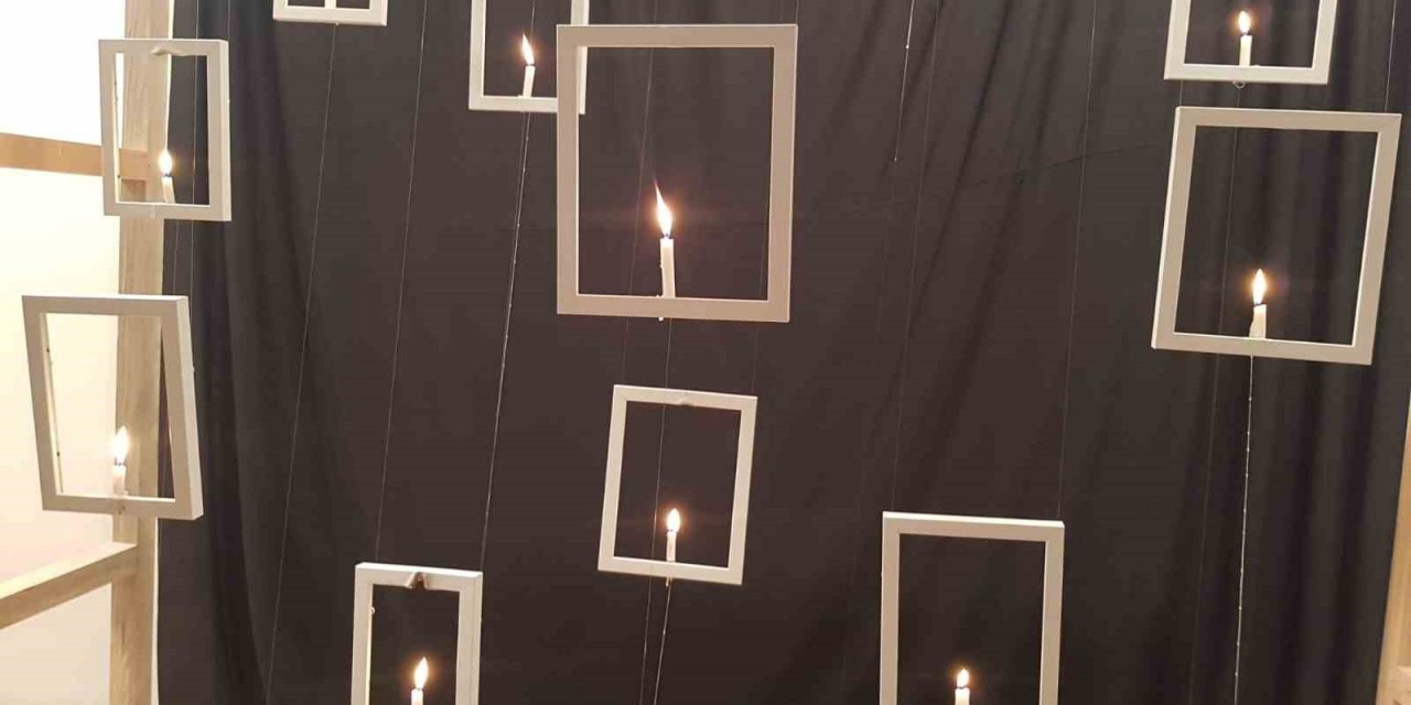 Depremin izleri 11 boş çerçeveyle anlatıldı